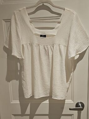 bobeau White Textured Square-Neck Flutter Sleeve Blouse